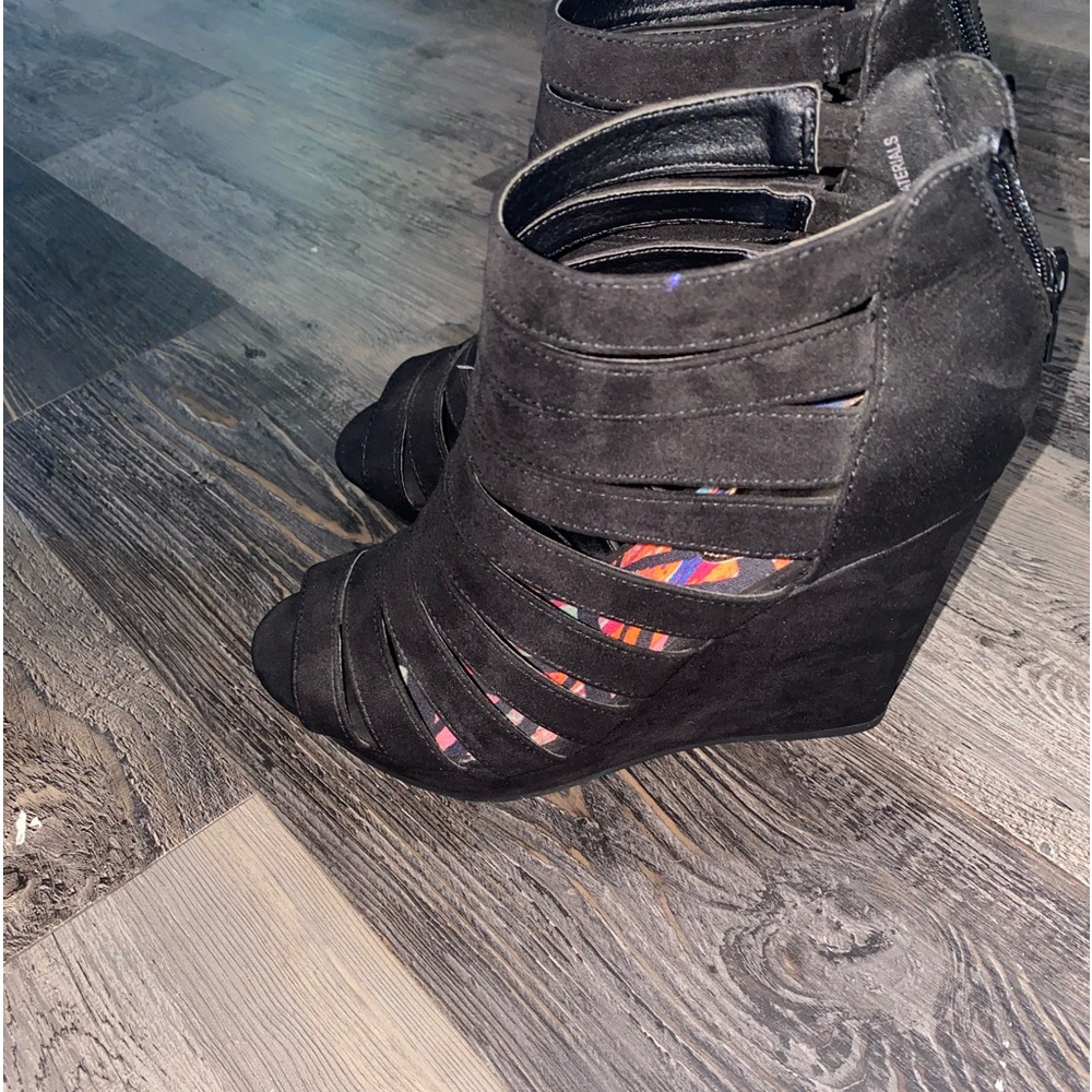 Heels - Picture 4 of 4